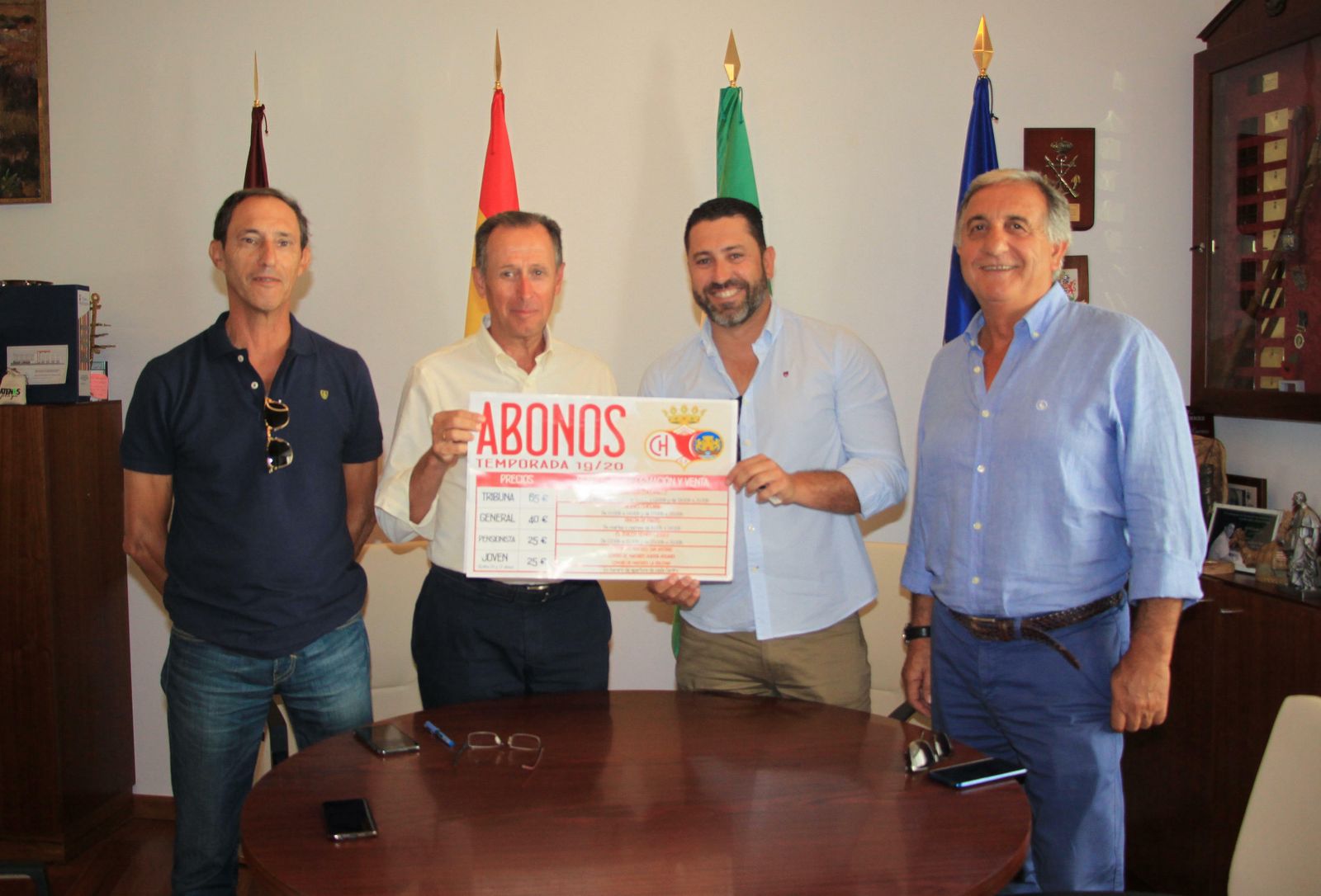 El alcalde recibe de responsables del Chiclana CF el abono para la próxima temporada