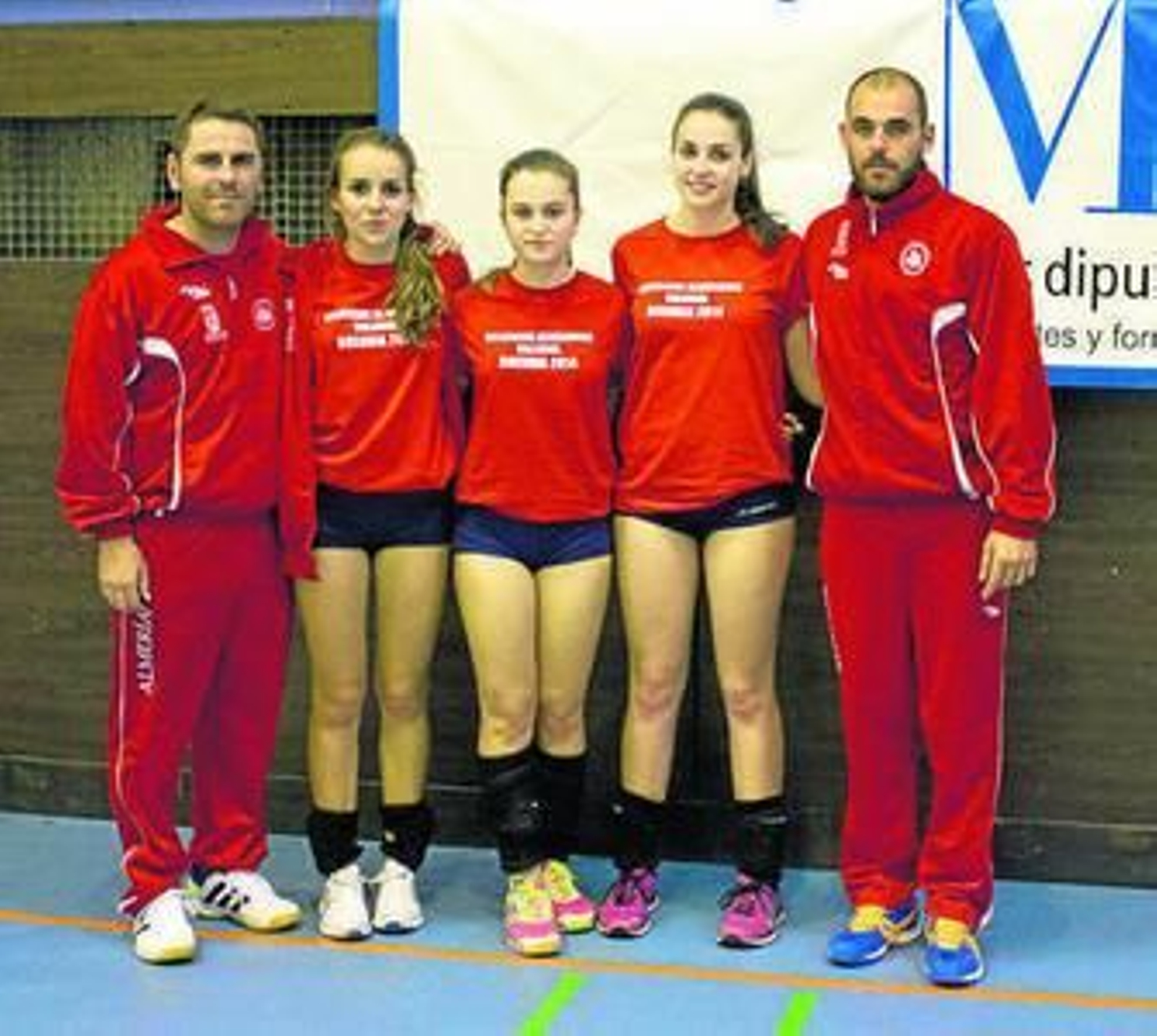Los seleccionadores y tres jugadoras roqueteras, en Nerja.