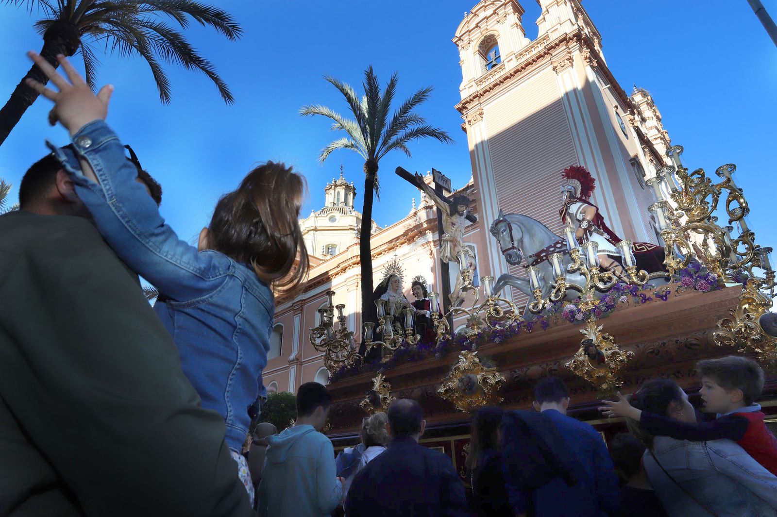 Imágenes de la procesión de la hermandad de la Lanzada de Huelva