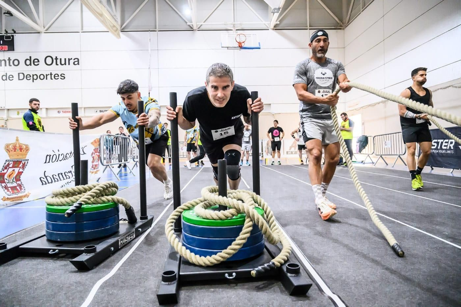Varios deportistas en pleno esfuerzo.