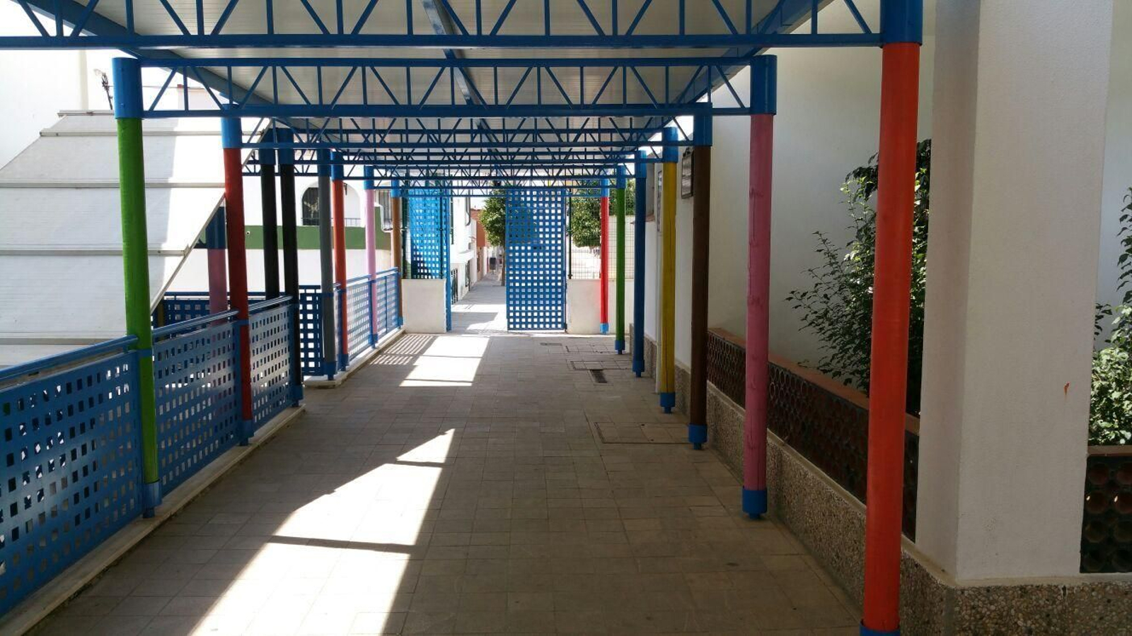 El porche del colegio de Taraguilla. El porche del colegio de Taraguilla.