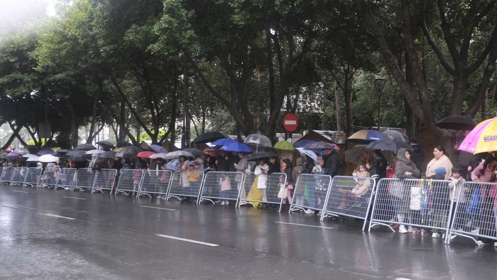 Fotografías de la cabalgata de los Reyes Magos pasada por agua en Almería