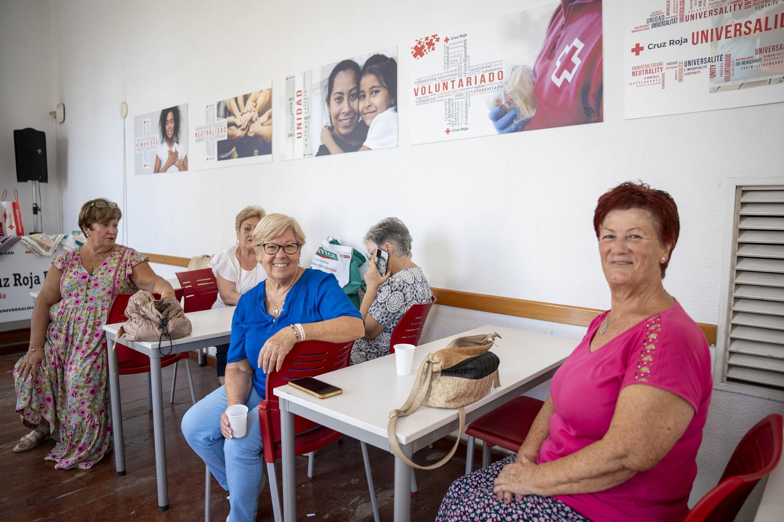 Cruz Roja realiza la entrega de mantitas solidarias a las familias de acogida