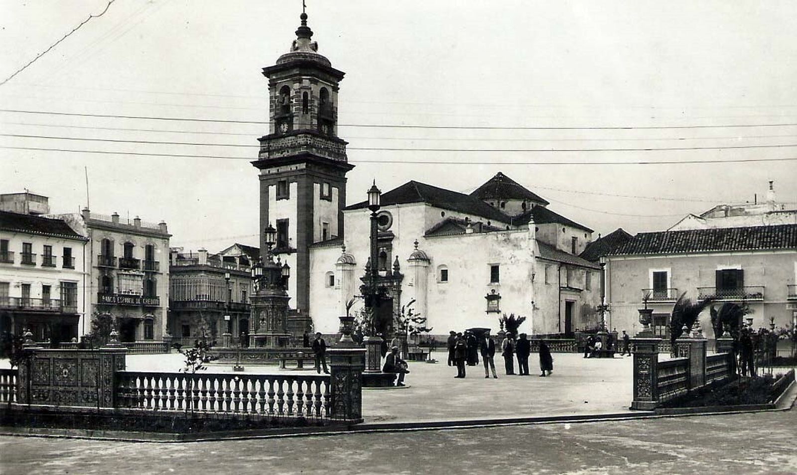 Vista de la plaza Alta en 1930, ya con la nueva decoración cerámica.
