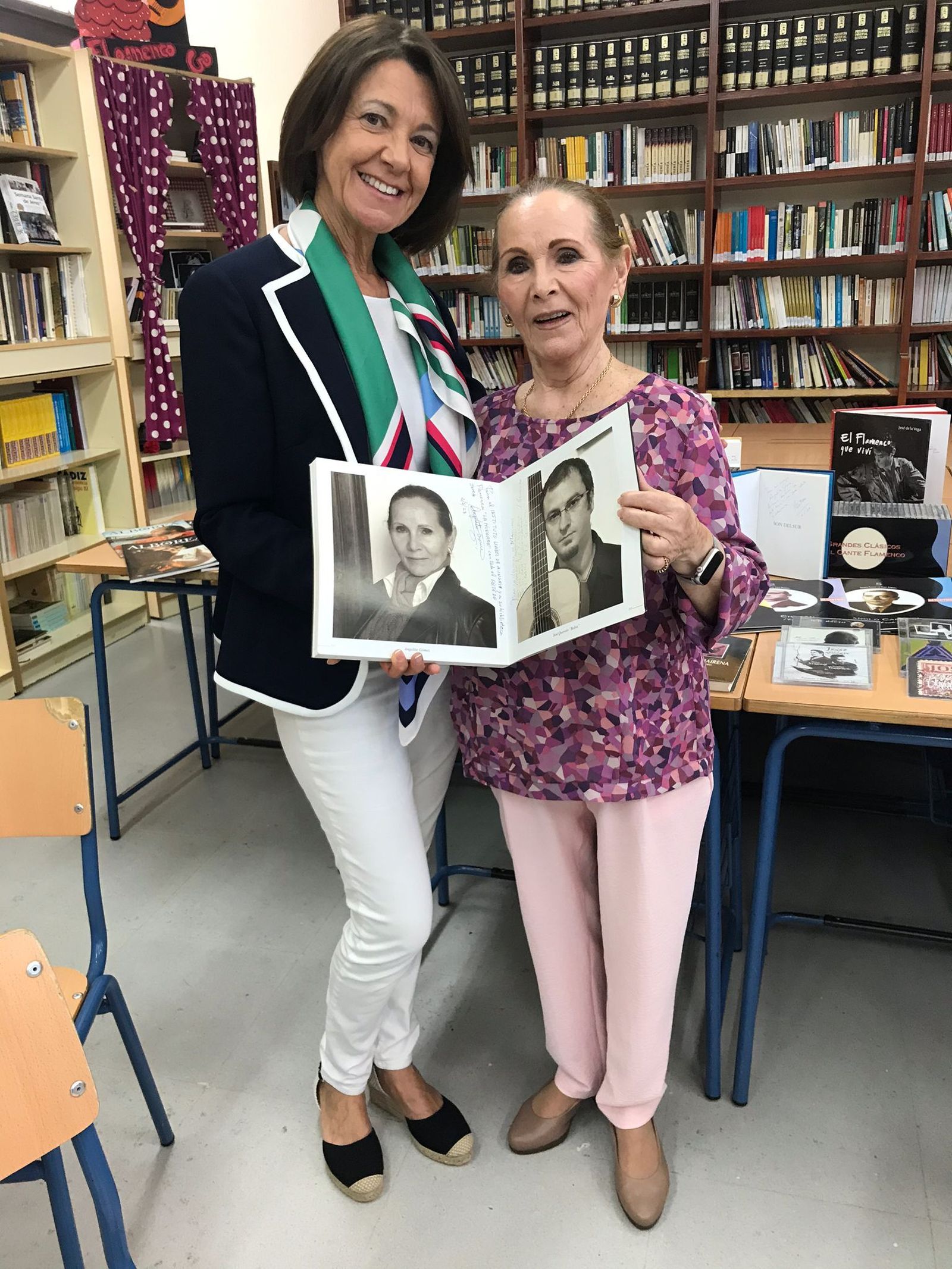 Silvia Valero, directora del IES Santa Isabel de Hungría, con Angelita Gómez.