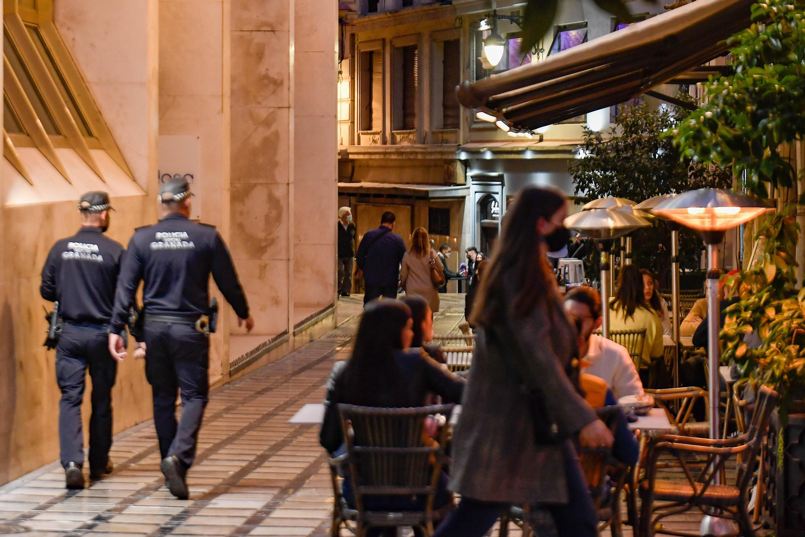 Fotos de los bares de Granada cerrando a las 22:00 horas