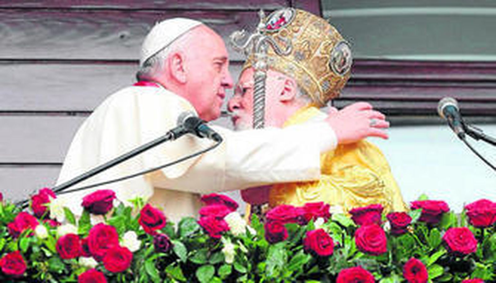 El papa Francisco abraza al patriarca Bartolomé I, máximo representante de la Iglesia ortodoxa.