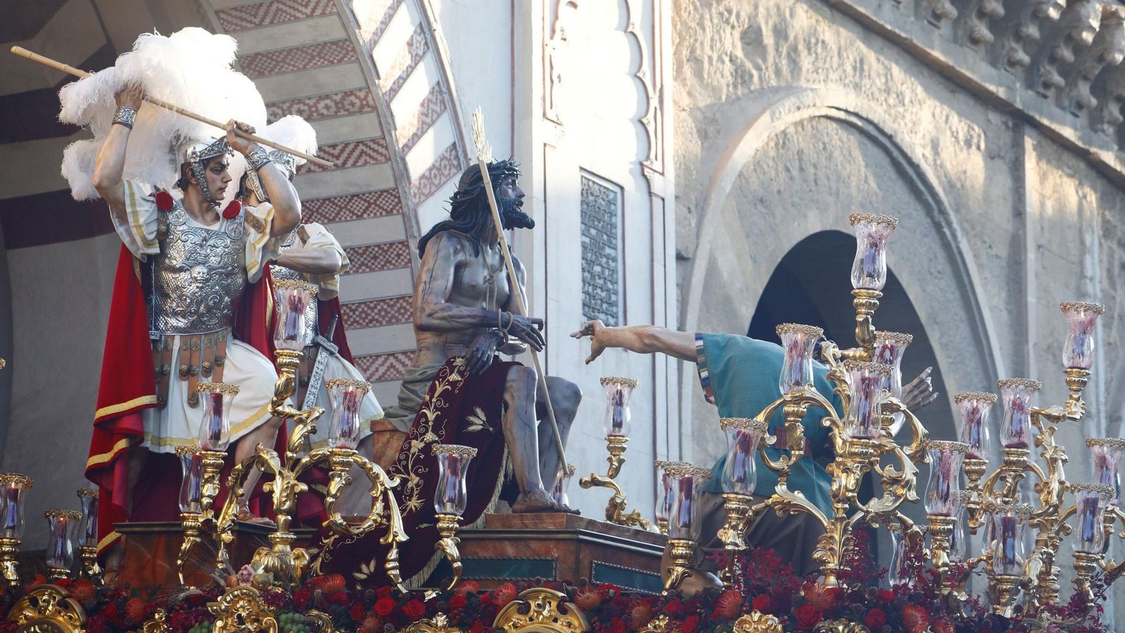 El Señor de la Coronación, en el Patio de los Naranjos.