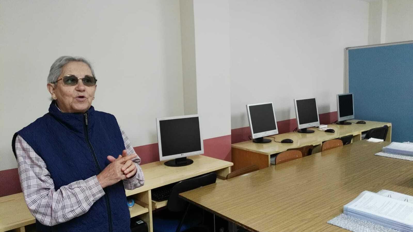 Pilar Romero en una de las aulas del centro