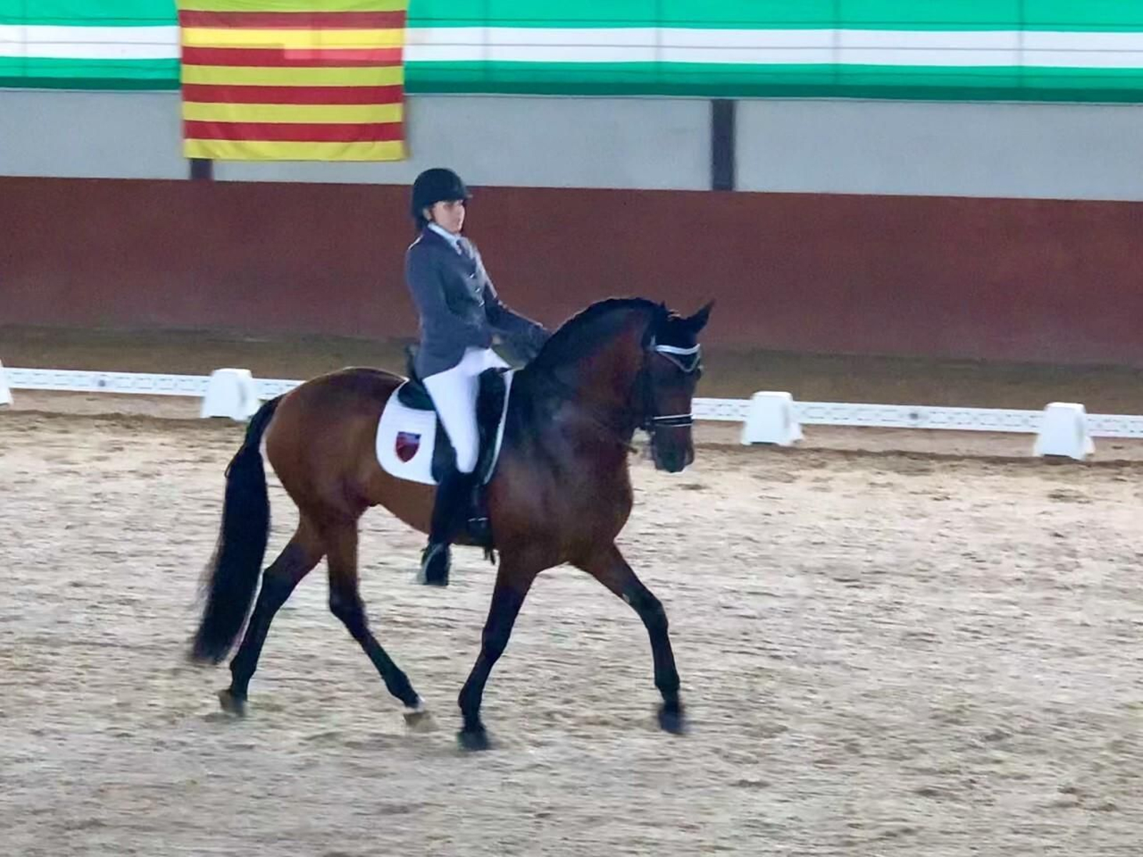 Louise Thorne, a lomos de Caramelo, durante su participación