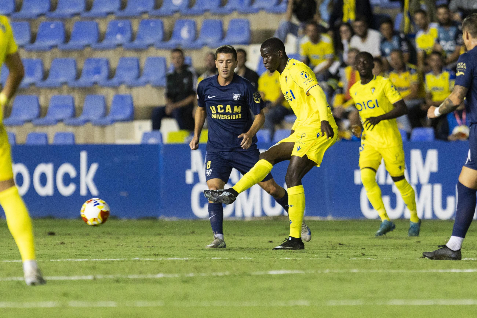 Moussa Diakité pasa la pelota durante el UCAM-Cádiz. Moussa Diakité pasa la pelota durante el UCAM-Cádiz.