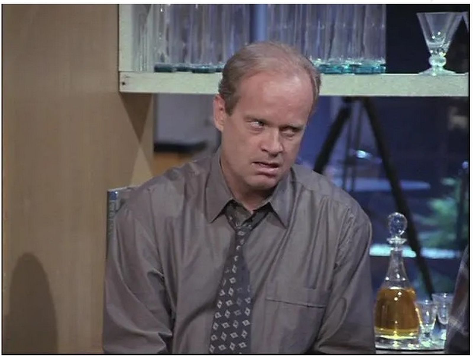 Nunca falta nuestro vino en la licorera de cristal tallado.