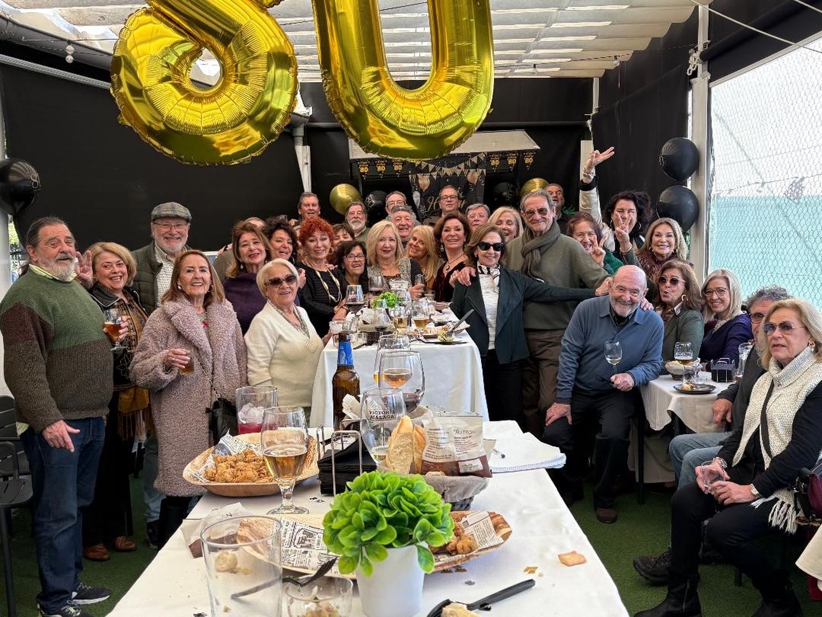 El anfitrión, Pepe Arroyo, con el grupo de familiares y amigos durante la celebración de la fiesta por su 80 cumpleaños en el Bar Genovés.