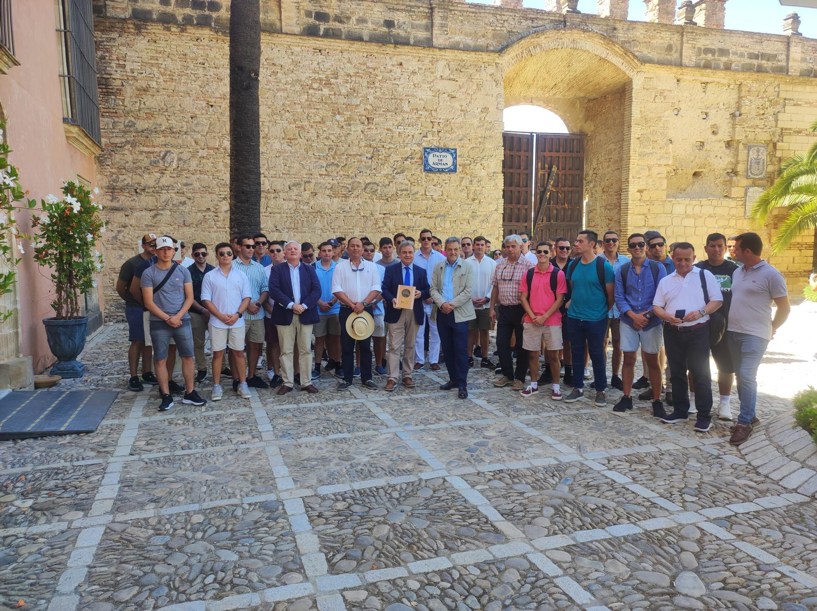 Antonio Real recibe en el Alcázar a miembros de la tripulación del buque escuela chileno ‘Esmeralda’. Antonio Real recibe en el Alcázar a miembros de la tripulación del buque escuela chileno ‘Esmeralda’.