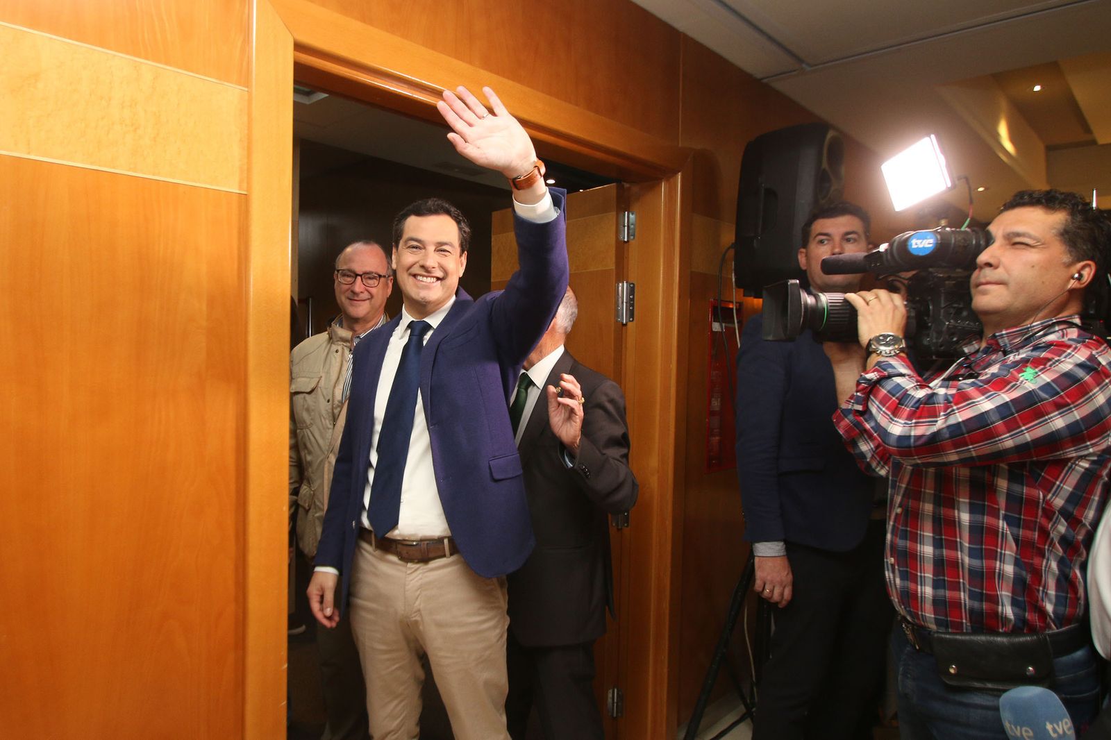 Las imágenes de la visita de Juanma Moreno a Almería