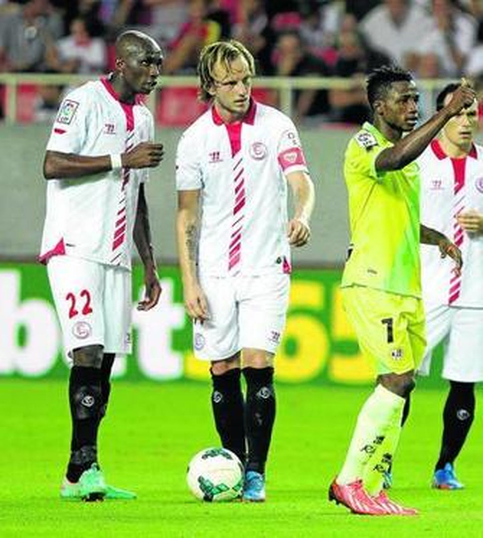 M'Bia y Rakitic, los dos medios centro, justo antes del 2-0 que el suizo-croata convirtió de falta directa.