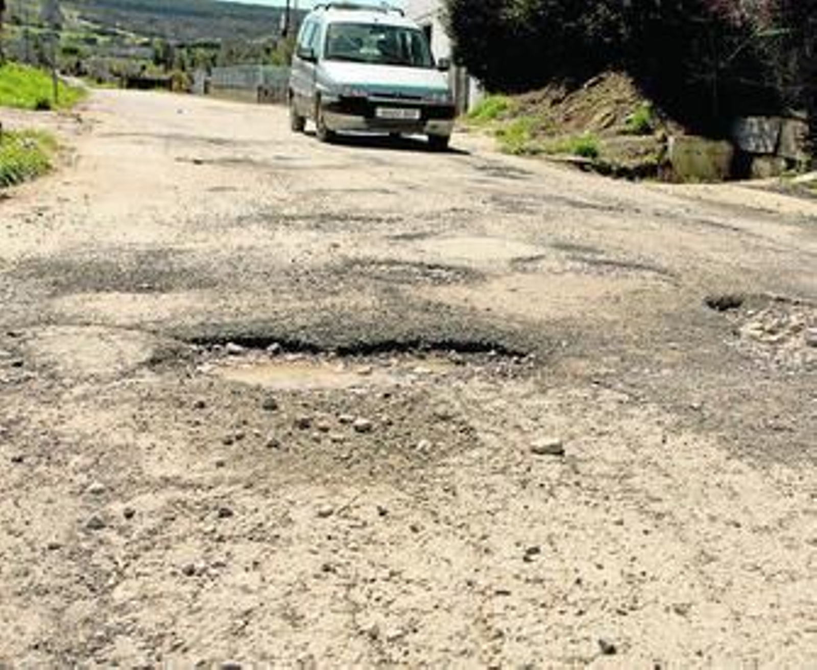 Bache en la carretera de la pedanía rondeña de Llano de la Cruz. Bache en la carretera de la pedanía rondeña de Llano de la Cruz.