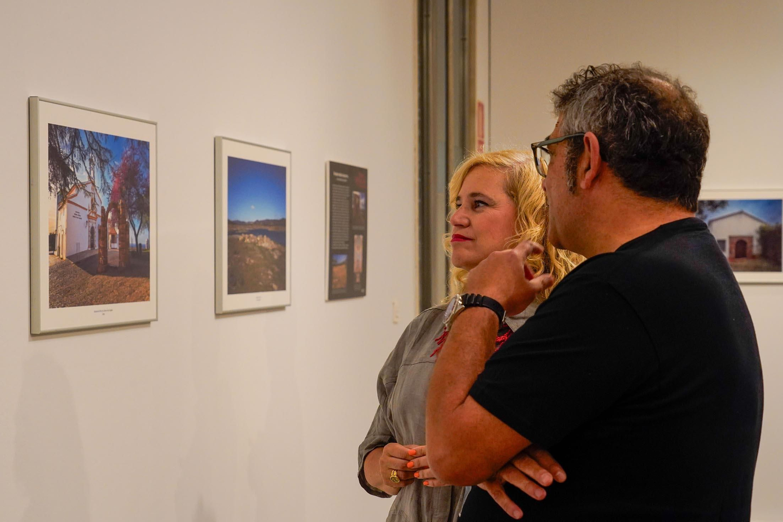 Imágenes de la inauguración de la exposición 'Ermitas de repoblación en la Sierra de Huelva' por La diputada de Cultura, Gracia Baquero, y el autor de la exposición, Jorge Garrido.