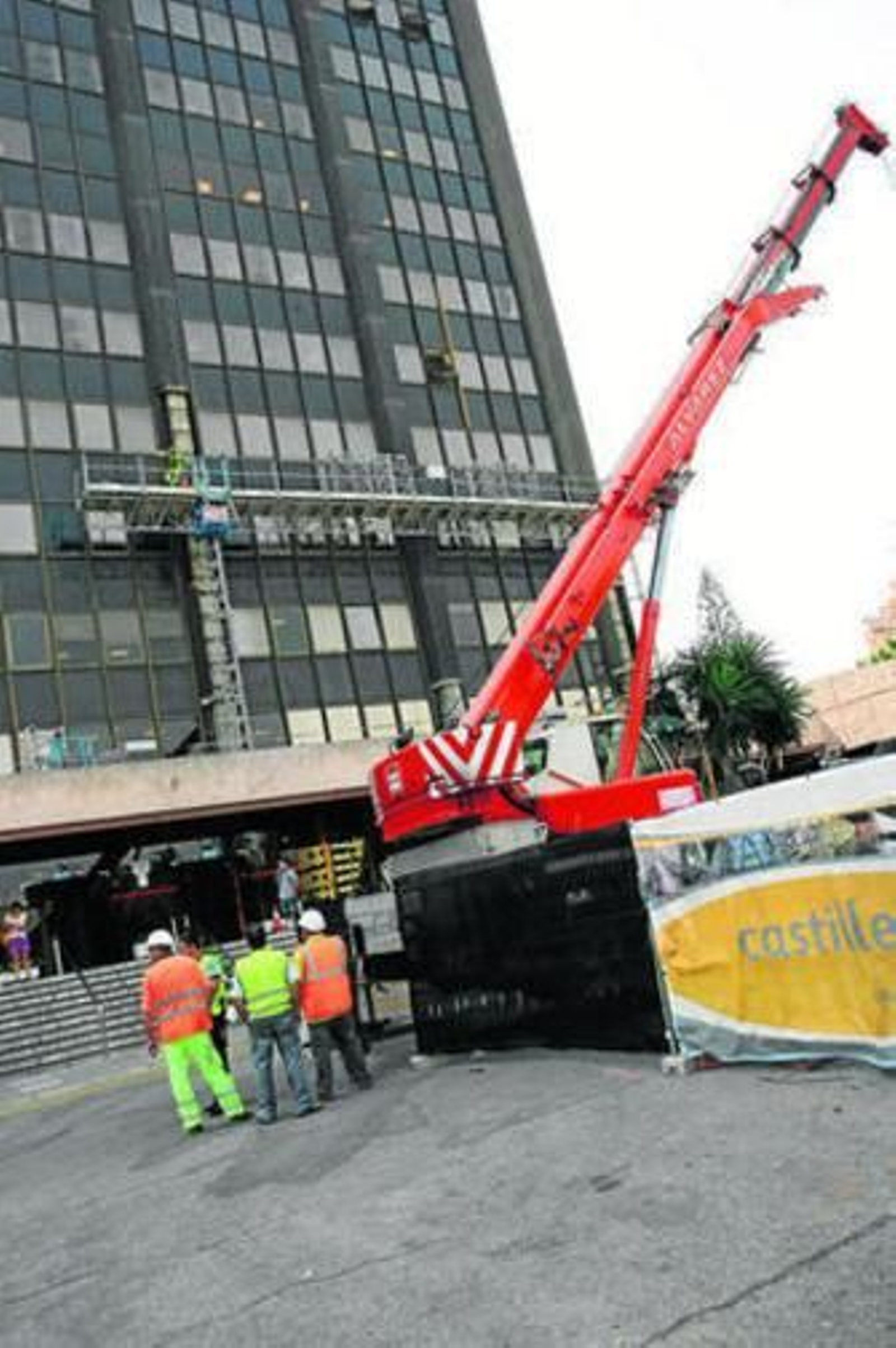 Varios operarios realizaban ayer trabajos en el 'Edificio Negro'.