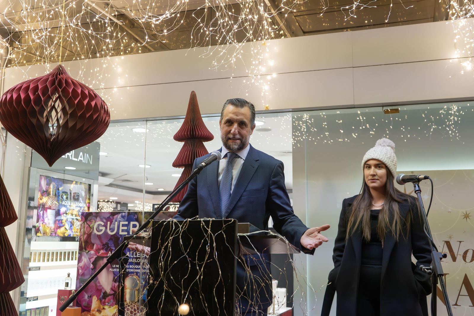 Así se ha iluminado El Corte Inglés de Granada para dar la bienvenida a la Navidad