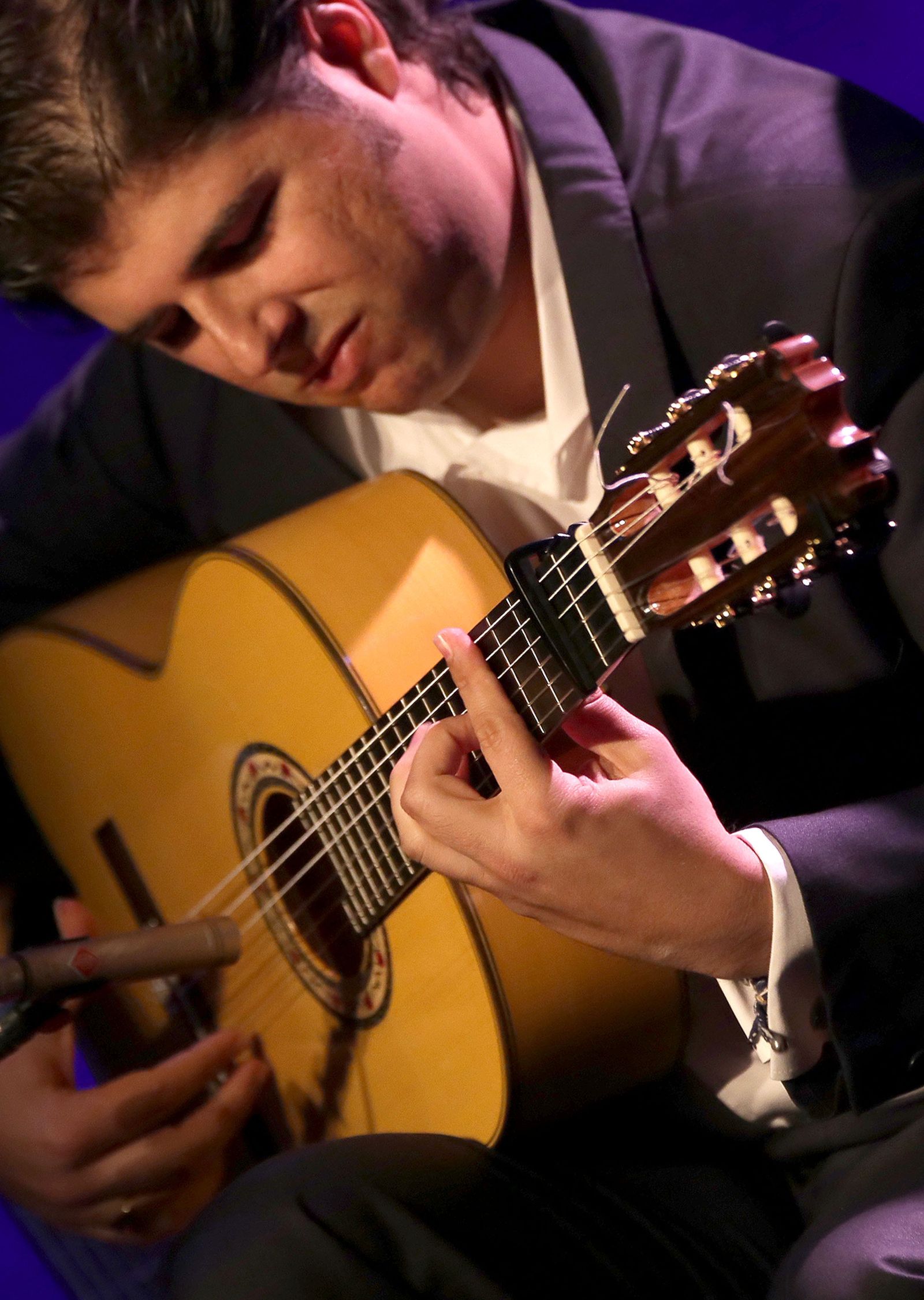 Manuel Valencia presentó 'Entre mis manos', su primer trabajo discográfico.