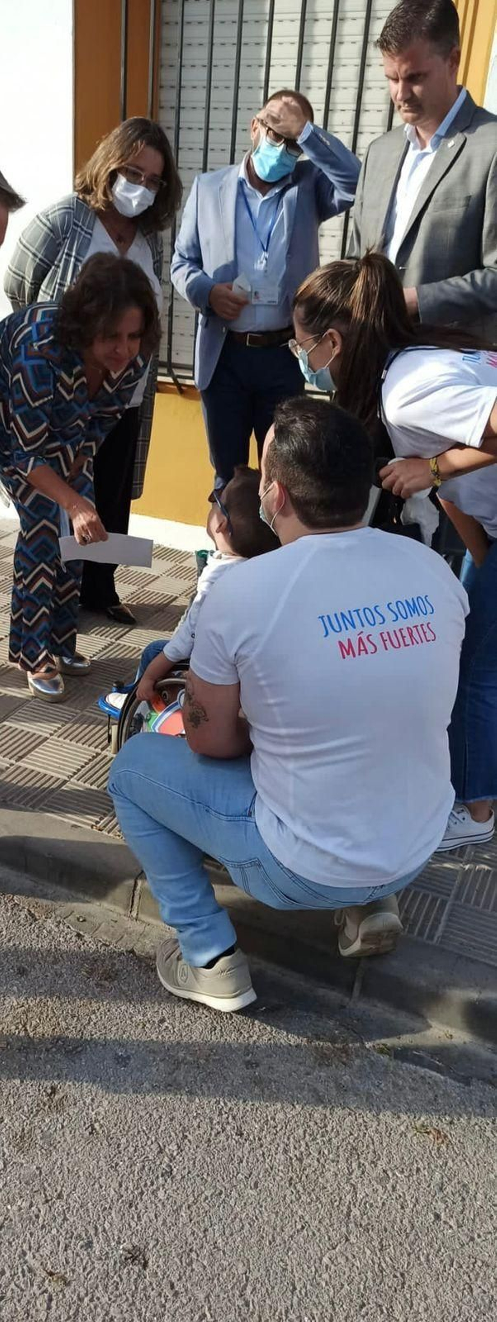 La familia entrega un escrito a la consejera de Salud, Catalina García, durante un acto en Estepa.
