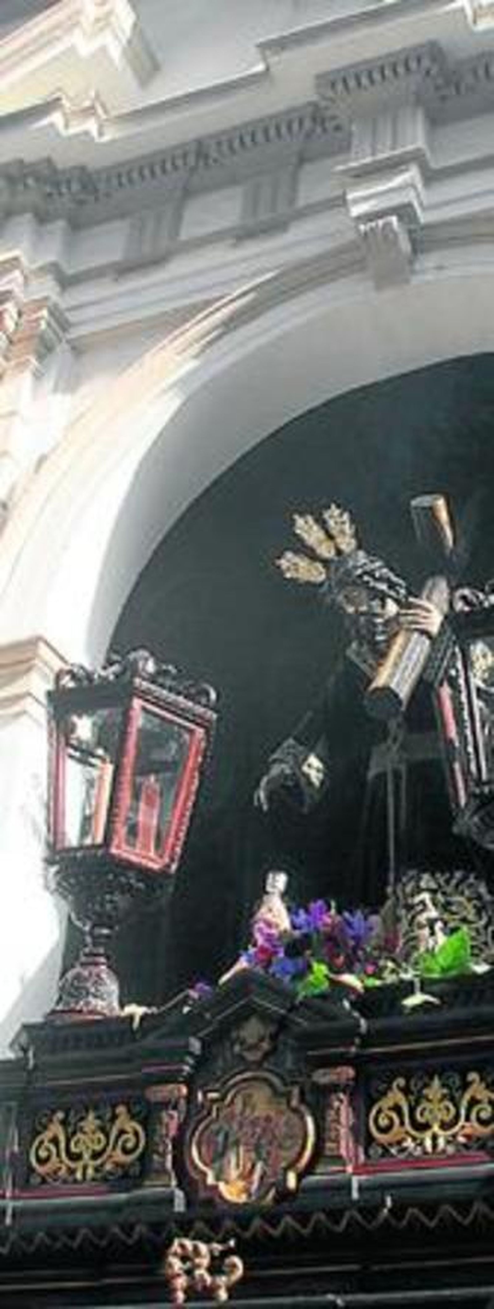 El Cristo de la Redención, en el momento de cruzar el dintel de la Concepción.