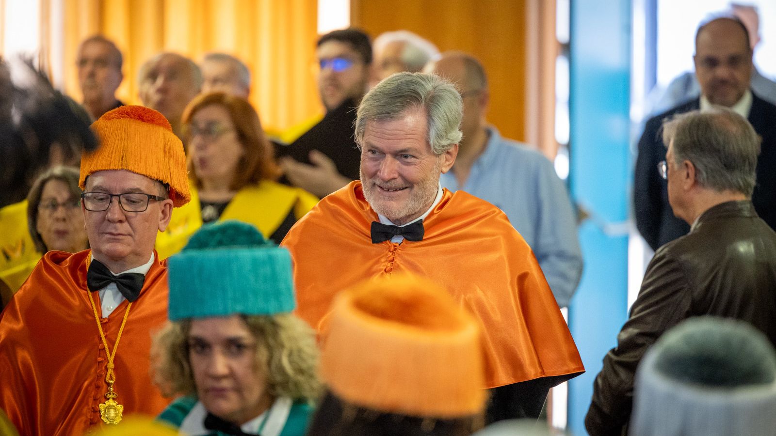 Gunter Pauli, entre los miembros del Claustro Universitario de la UCA.