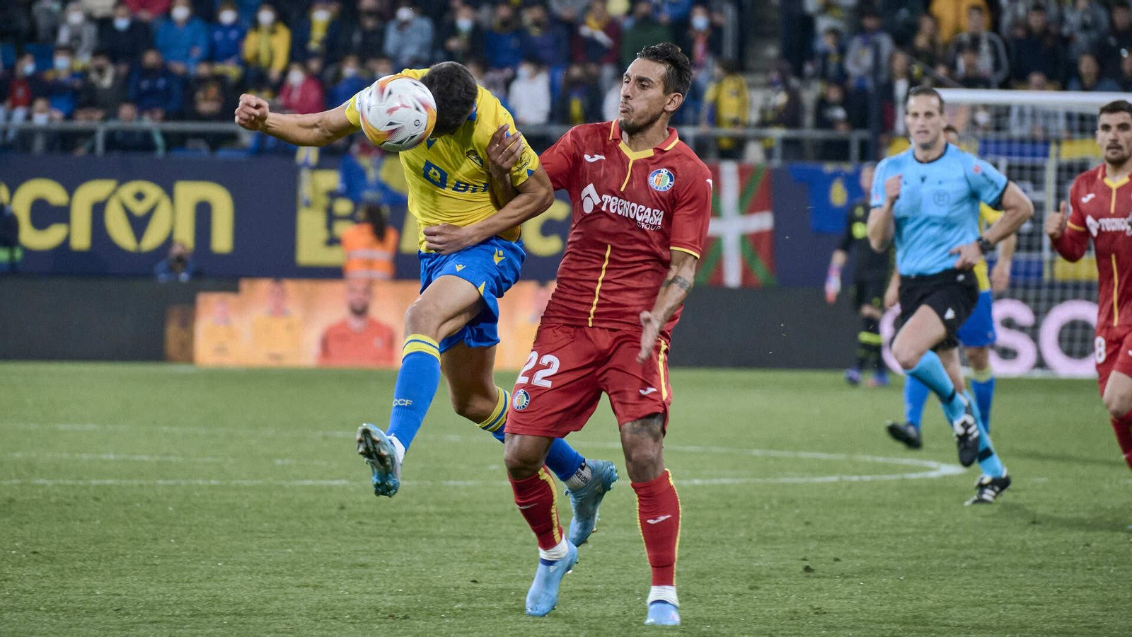 Partido de fútbol entre el Cádiz CF y el Getafe CF.