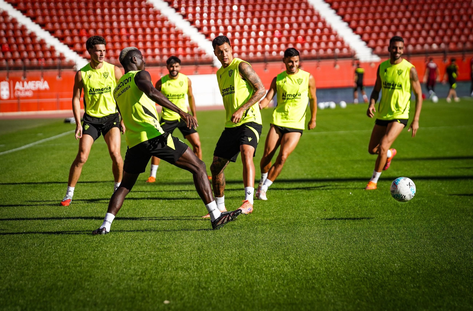 Los rojiblancos realizan un rondo durante un entrenamiento en el Estadio de los Juegos Mediterráneos.