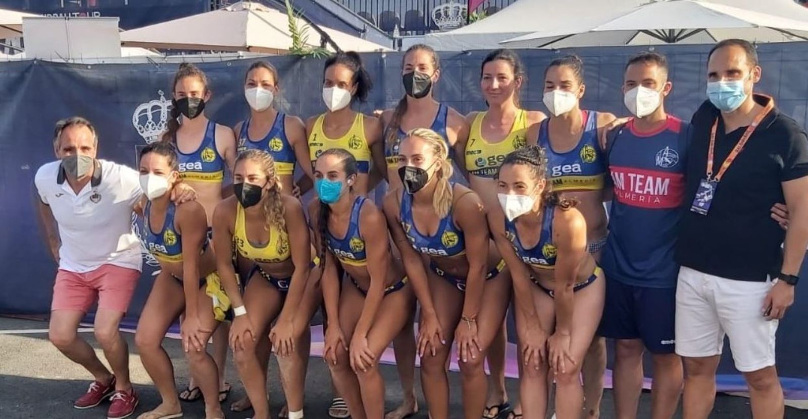 Las ‘Cats’ AMTeam Almería, con Juanjo Segura y Sebas Fernández.