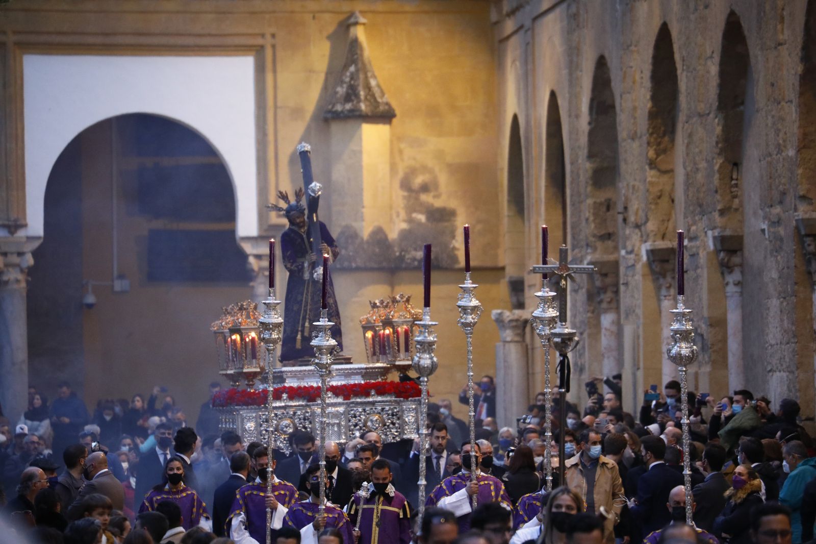 El vía crucis de las hermandades de Córdoba con el Señor del Calvario, en imágenes
