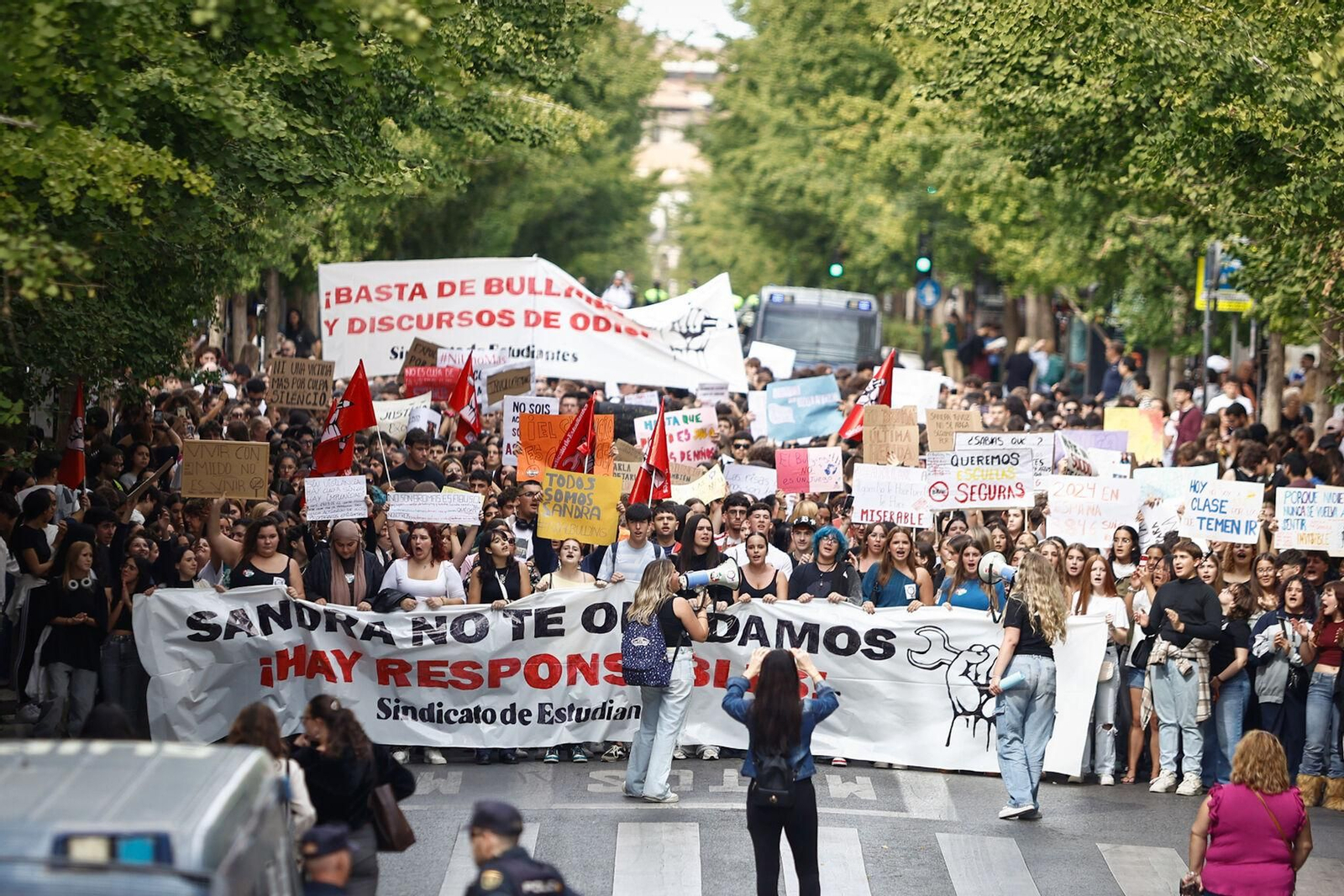 Unas 3.000 personas se manifiestan contra el acoso escolar en Granada: las imágenes