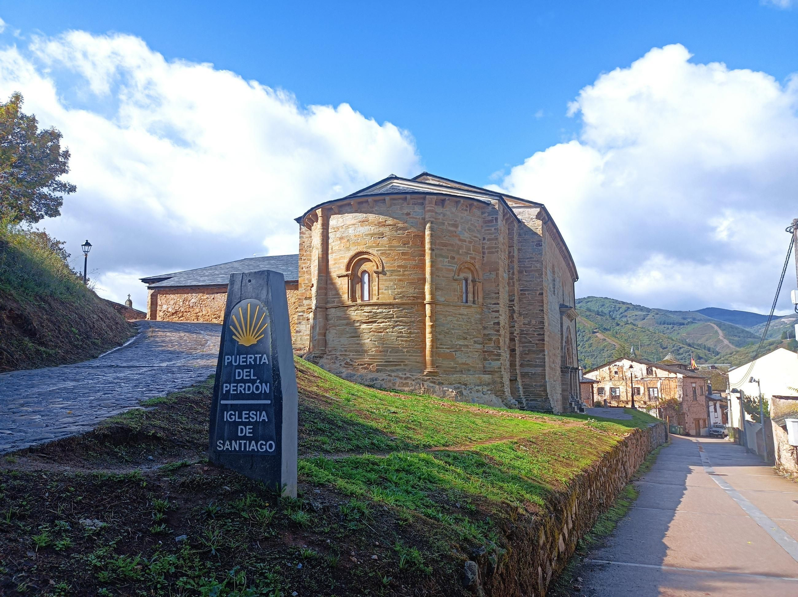 El Camino Olvidado termina ante la Puerta del Perdón de la Iglesia de Santiago en Villafranca del Bierzo.