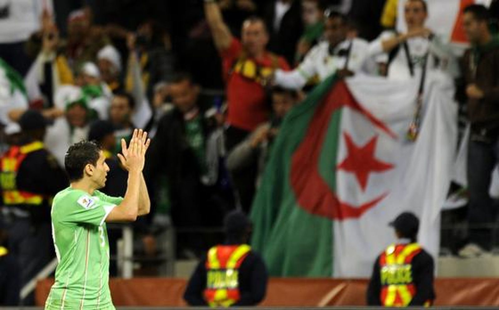 Inglaterra empata con Argelia en su segundo partido en el Grupo C. / AFP