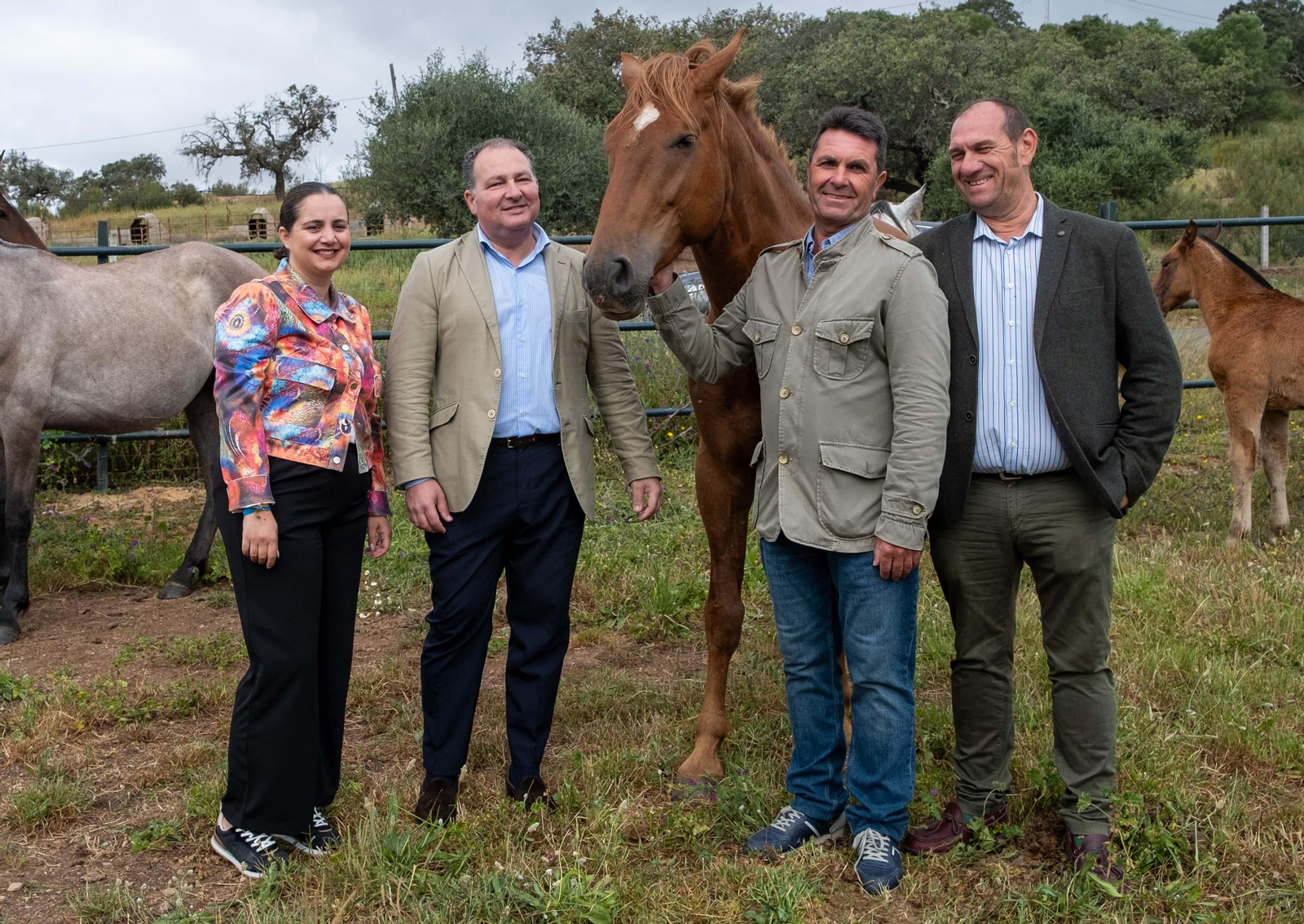 La diputada provincial de Agricultura y Ganadería, Patricia Millán, el presidente de la Diputación de Huelva, David Toscano y el presidente de la Asociación Nacional de Criadores de Ganado Marismeño, Diego Díaz.