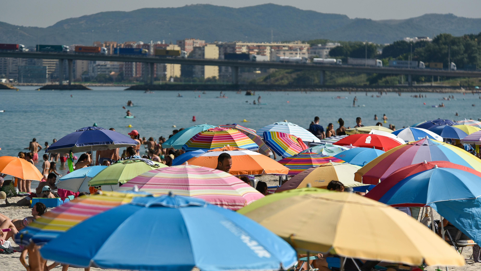 Fotos de la tarde en la playa del El Rinconcillo en plena ola de calor