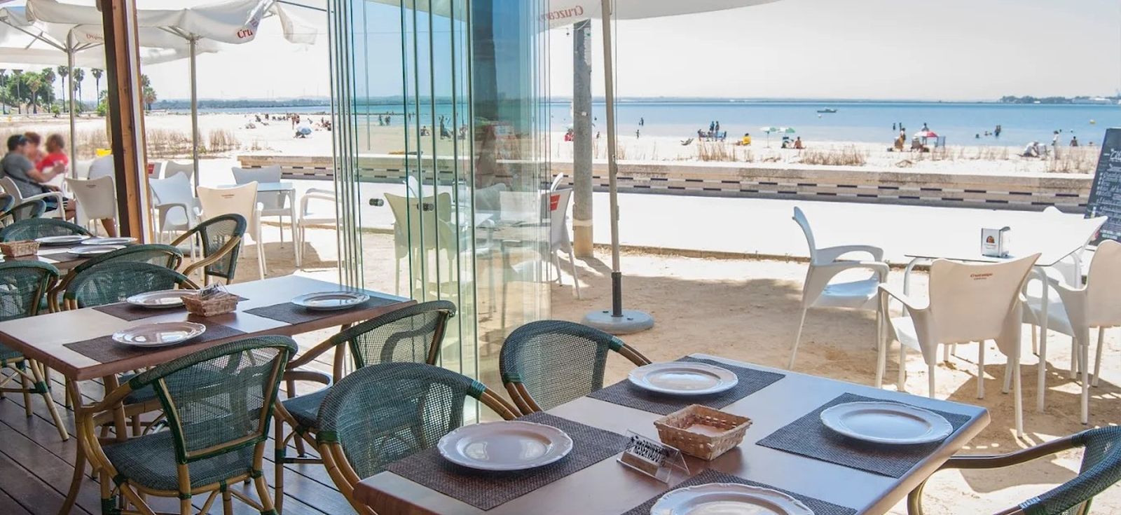 Vistas de la playa de La Cachucha desde el Restaurante El Balneario Beach