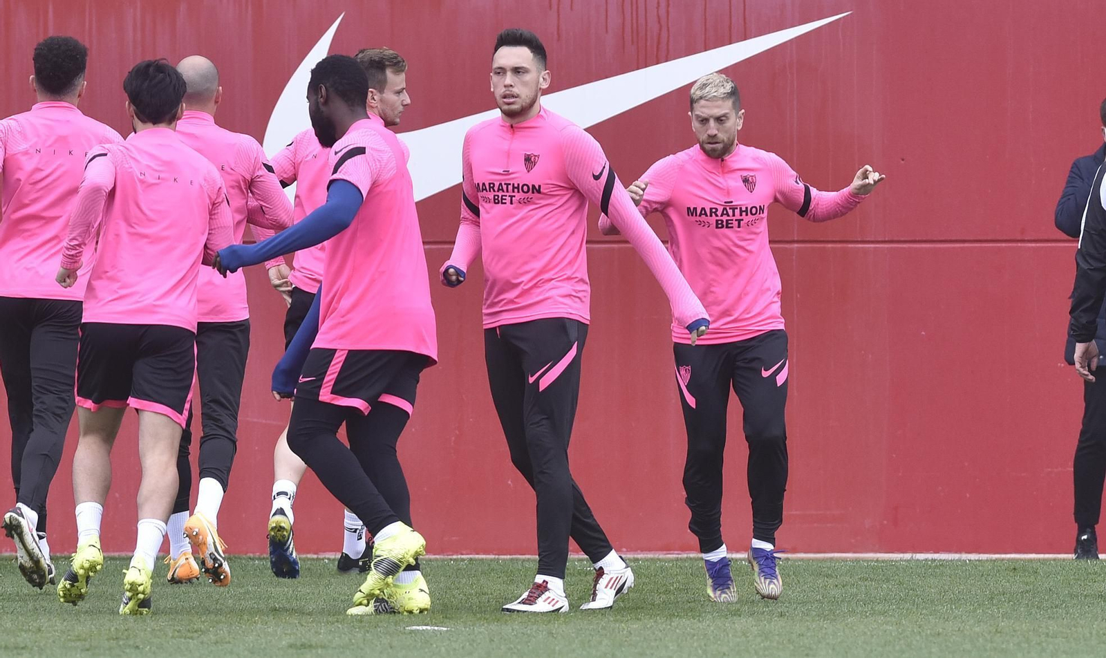 Ocampos, delante del Papu Gómez en el entrenamiento de ayer.