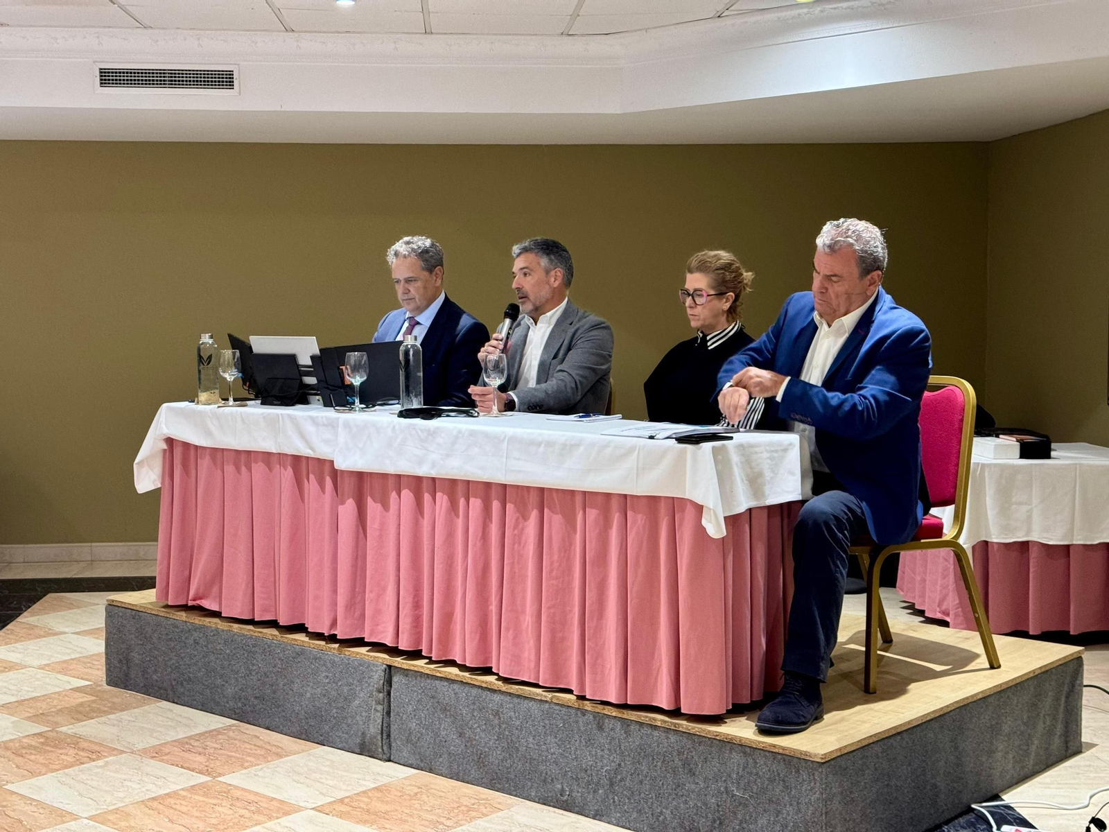 El alcalde de Rota, José Javier Ruiz Arana, interviene en la asamblea de EUC.