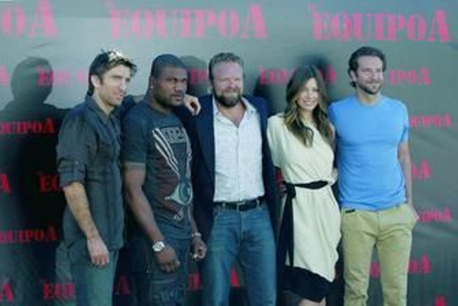 El director Joe Carnahan posa con los actores Sharlto Copley, Quinton Jackson, Jessica Biel y Bradley Cooper.