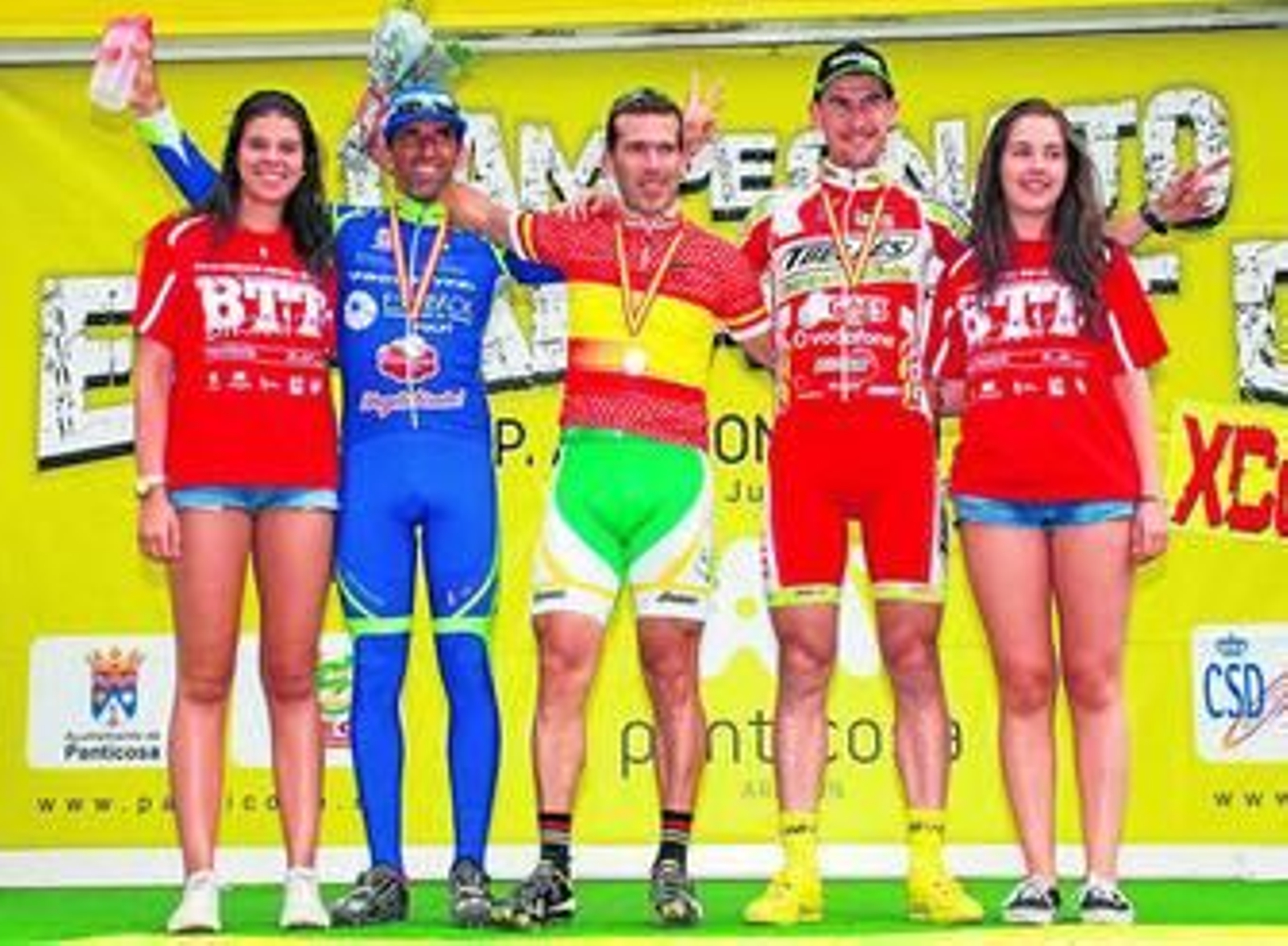 Javier Macías, en el centro, subido al podio con el maillot que le acredita como campeón de España. Javier Macías, en el centro, subido al podio con el maillot que le acredita como campeón de España.