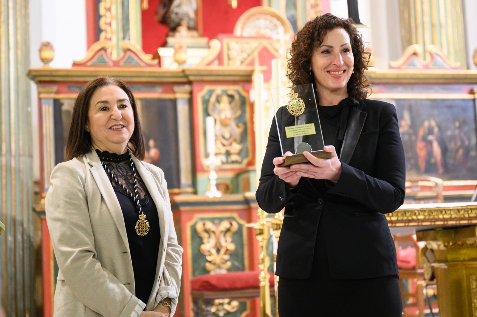 La Hermana Mayor y la alcaldesa.