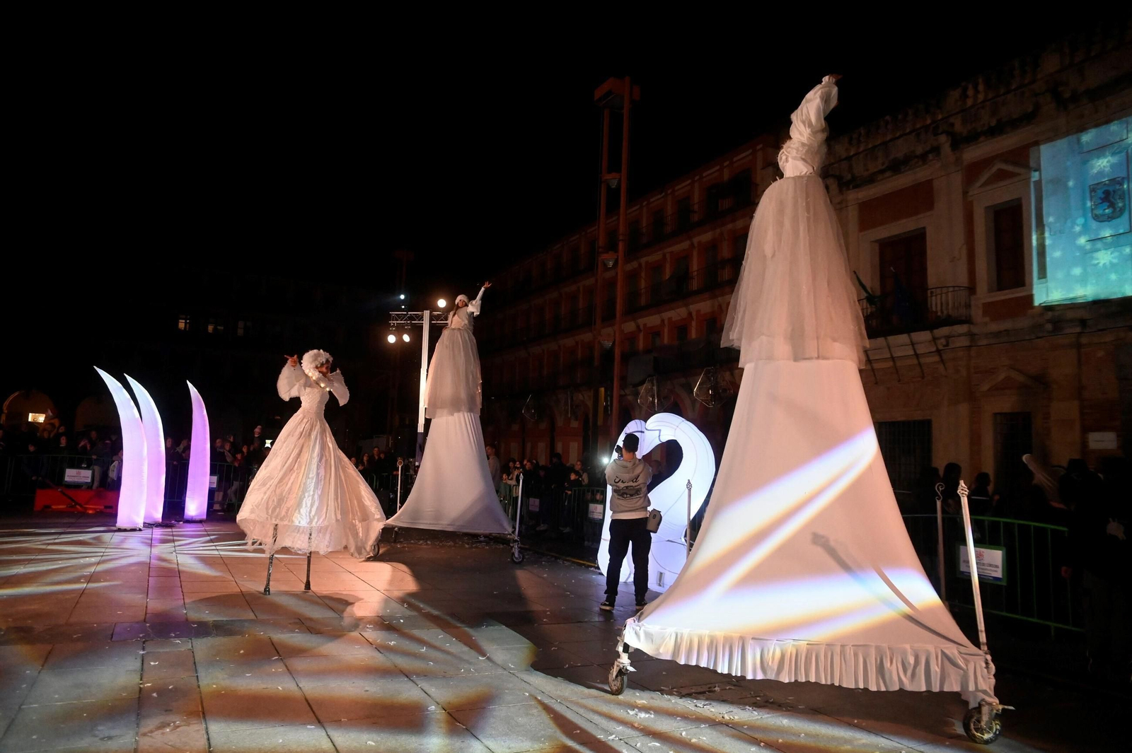 El espectáculo navideño de acrobacias en La Corredera de Córdoba, en imágenes
