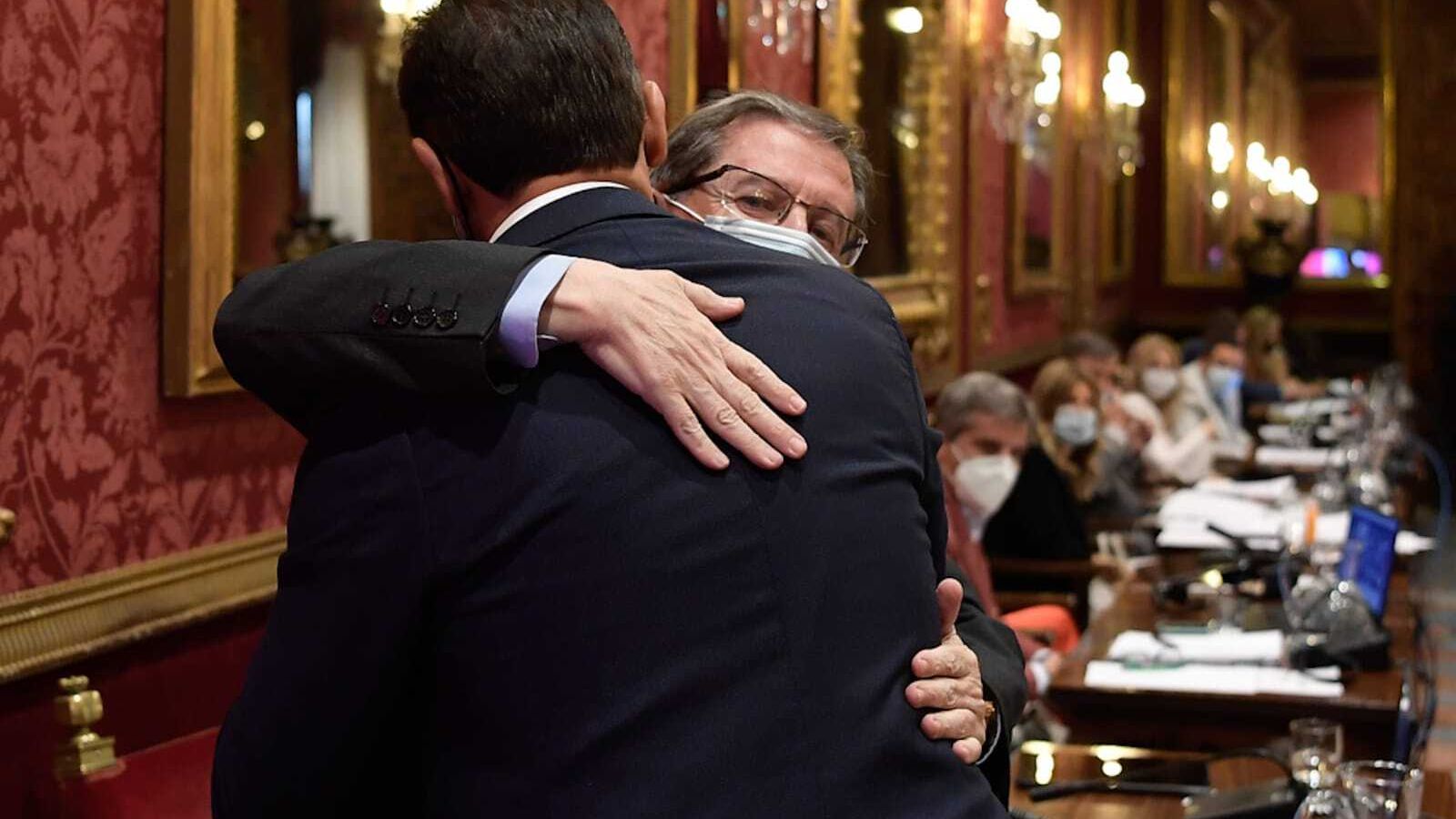 Abrazo entre el alcalde y el concejal de Economía