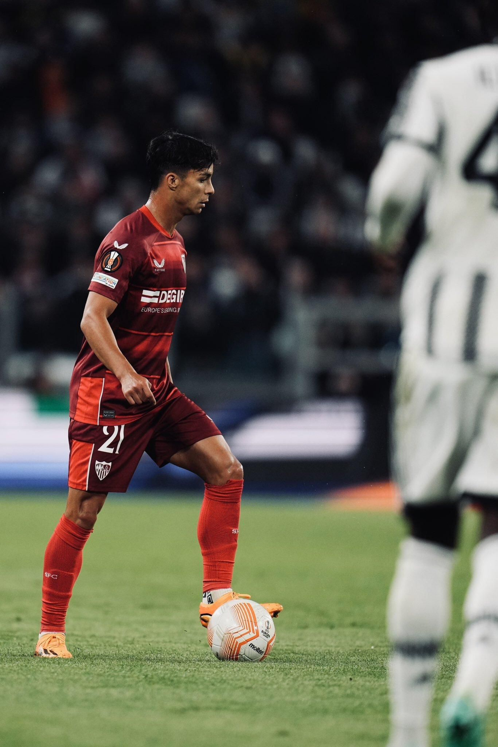 Óliver Torres conduce el balón contra la Juventus.