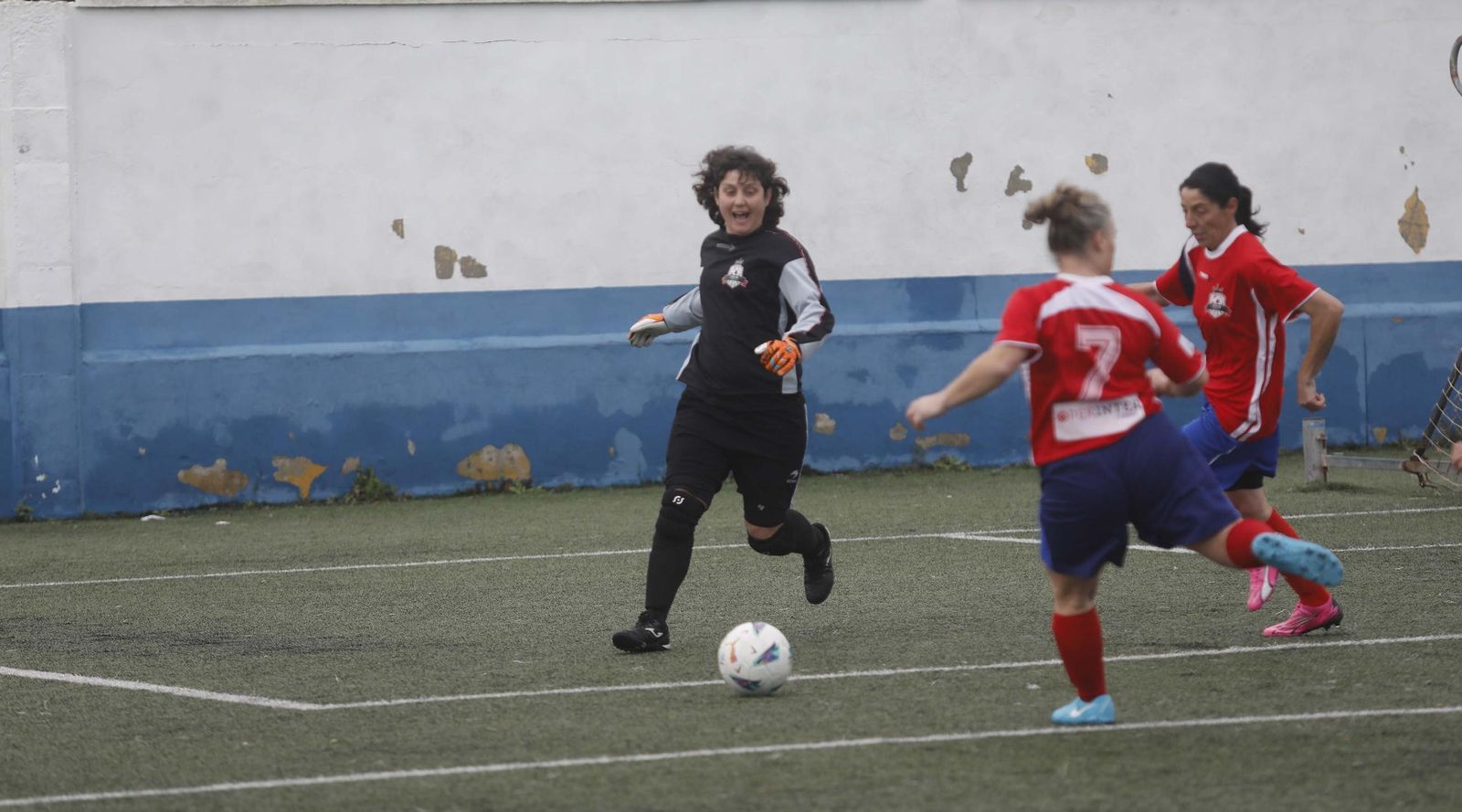 Las fotos de la primera jornada de la Liga Nacional de fútbol para veteranas, en La Línea
