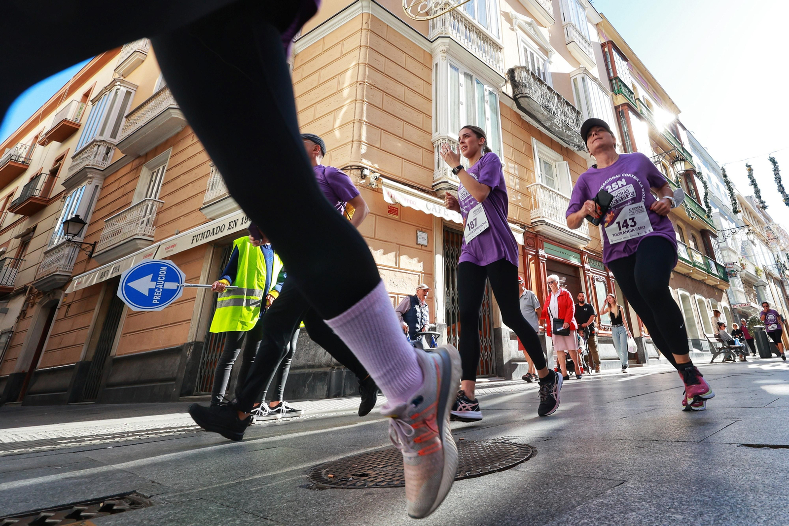 Todas las imágenes de la carrera contra la violencia de género en Cádiz