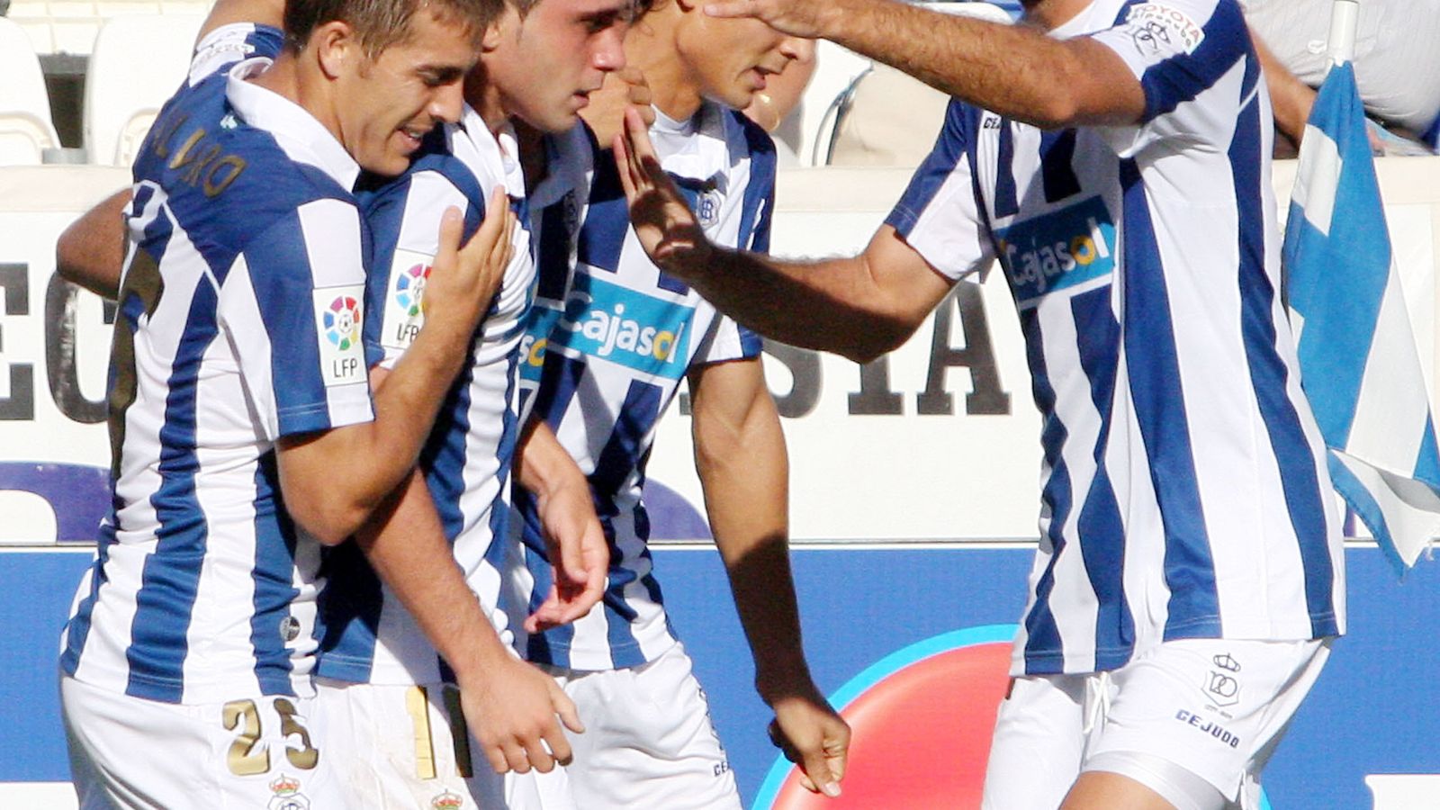 Los jugadores del Recre celebran el gol de Javi Fuego al Castellón.