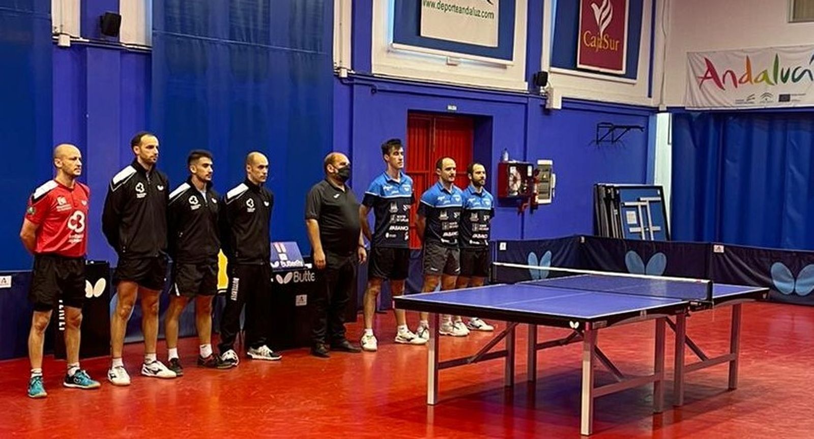 El Cajasur Priego y el Arteal de Santiago forman antes del partido.